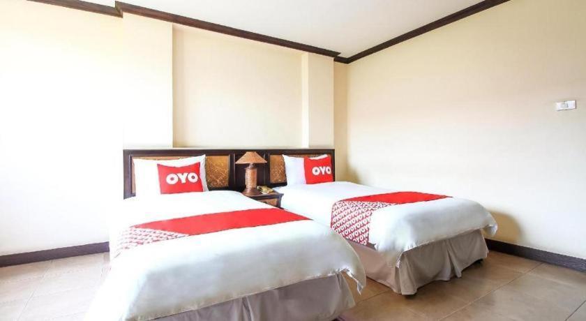 Oyo 383 White Inn Hotel Ban Khlong Lat Bua Khao Ngoại thất bức ảnh